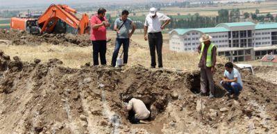 Taş ocağından 1600 yıllık mezarlar &ccedil;ıktı!
