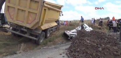 Taş y&uuml;kl&uuml; kamyon, aracın &uuml;zerine devrildi: 6 yaralı