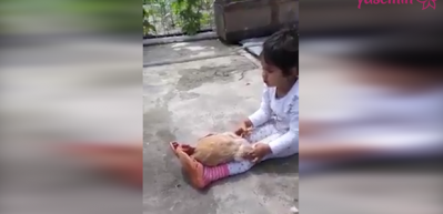 Tavuğa bebek gibi davranan minik kız