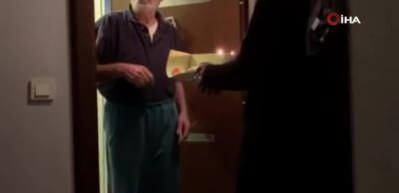 Tedbir Nedeniyle Evden Cikamayan Yasli Adama Surpriz Dogum Gunu Kutlamasi Video 7
