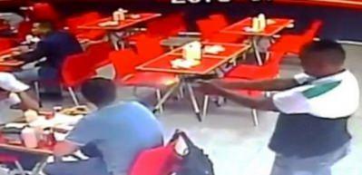 Tek el ateş etti ve kafasından vurdu