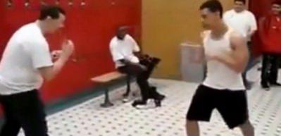 Tek hamlede yıktı