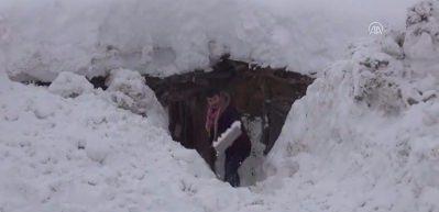 Tek katlı evler kar altında kaldı