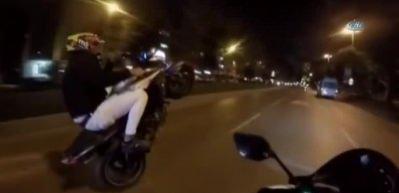 Tek teker ile ter&ouml;r estiren motosikletliler kamerada!