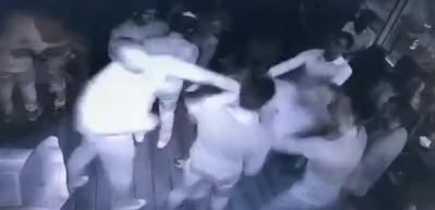 Tek yumrukla 5 kişiyi bayılttı!