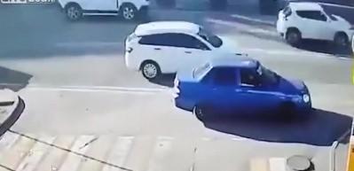 Tek yumrukla iki kişiyi birden devirdi!