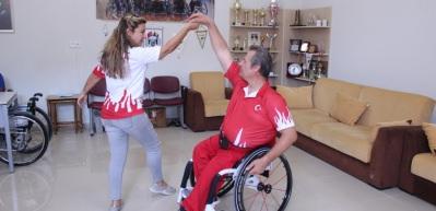 Tekerlekli sandalyede harmandalı