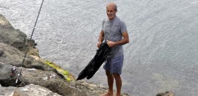 Tekneden denize d&uuml;şt&uuml; y&uuml;zerek karaya &ccedil;ıktı