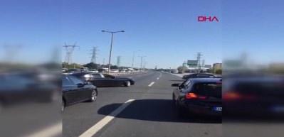 TEM Otoyolu'nu trafiğe kapatıp drift yapan magandalar kamerada 