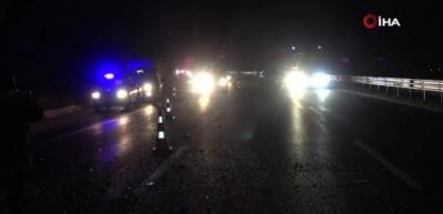 TEM'de korkun&ccedil; kaza! Takla atan araca &ccedil;arpmamak i&ccedil;in...