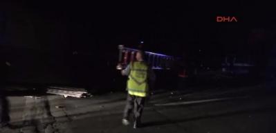 TEM'de yoldan &ccedil;ıkan TIR k&ouml;pr&uuml;de asılı kaldı