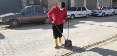Temizlik iş&ccedil;isi bulduğu parayı sahibine teslim etti
