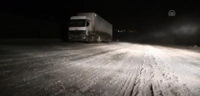 Tend&uuml;rek Ge&ccedil;idi'nde kar yağışı ve tipi