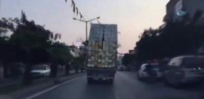 Tenekelerden kule taşıyan kamyonet korkuttu