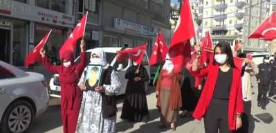 Terör mağduru aileler HDP İl Başkanlığı binası önünde eylem yaptı