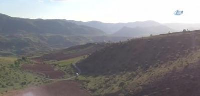 Ter&ouml;rden temizlenen dağlarda dev T&uuml;rk bayrağı dalgalanıyor