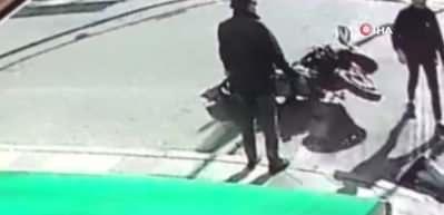 Ters y&ouml;nden gelen motosiklet s&uuml;r&uuml;c&uuml;s&uuml; yayaya &ccedil;arptı