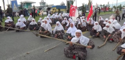 Teyzeler karayolunu trafiğe kapattı