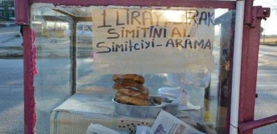 Tezgahın başında durmadan simit satıyor!