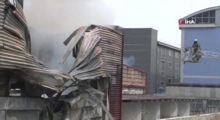 esenyurt da korkutan yangin iceriden patlama sesleri geliyor video 7