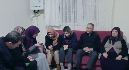 Bakan Yerlikaya'dan taziye ziyareti: Cumhurbaşkanı Erdoğan şehit ailesiyle g&ouml;r&uuml;şt&uuml;