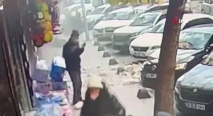 5 katlı binada balkon &ccedil;&ouml;kt&uuml;, yayalar son anda kurtuldu