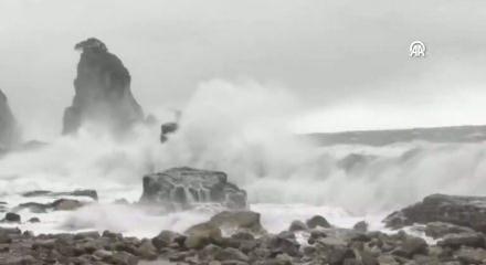 Amasra&rsquo;da fırtına dalgaları limanı vurdu, dalga boyu 8 metreye &ccedil;ıktı