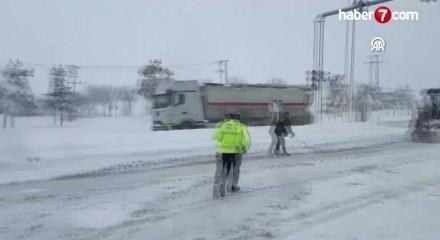Anadolu Otoyolu'nun Bolu Dağı T&uuml;neli kesiminde kar yağışı etkili oluyor