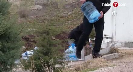 Ankara'da su kesintisinden etkilenen vatandaşlar &ccedil;eşmelerden su temin ediyor