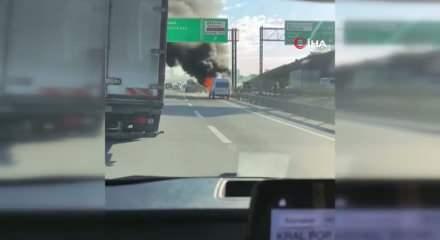  Bağcılar TEM Otoyolu İSTO&Ccedil; mevkiinde bir ara&ccedil; alev alev yandı