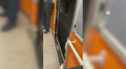  Bağcılar'da kapısı arızalanan metrodaki tehlikeli yolculuk kamerada
