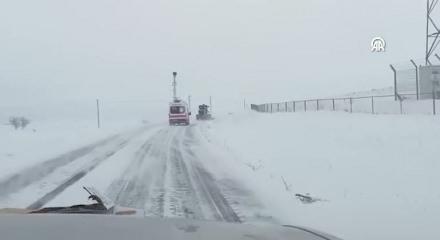 Kar ve tipi nedeniyle k&ouml;yde mahsur kalan hasta kurtarıldı