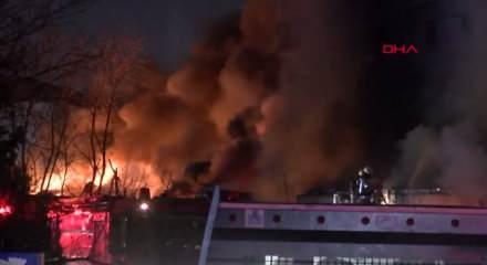  Esenyurt'ta yapı malzemeleri &uuml;retilen fabrikada yangın