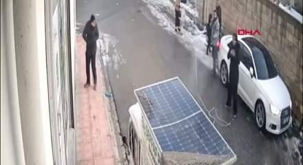 Havadan kıvılcım yağdı! Kopan elektrik teli, sokakta y&uuml;r&uuml;yen adamın &uuml;zerine d&uuml;şt&uuml;