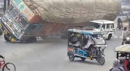 Hindistan'da korkun&ccedil; kaza! Talaş y&uuml;kl&uuml; kamyon aracın &uuml;zerine devrildi