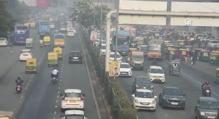 Hindistan'ın Delhi Ulusal Başkent B&ouml;lgesi'nde sis nedeniyle u&ccedil;uş iptalleri devam ediyor
