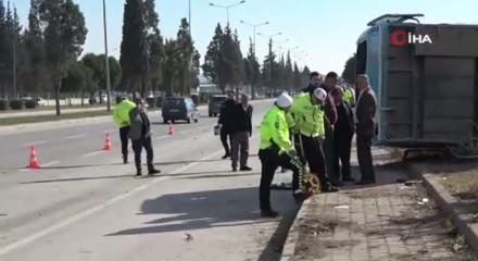 Kahramanmaraş'ta aracın &ccedil;arptığı halk otob&uuml;s&uuml; devrildi: 17 yaralı