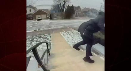 R&uuml;zgar yaşlı kadını savurdu!