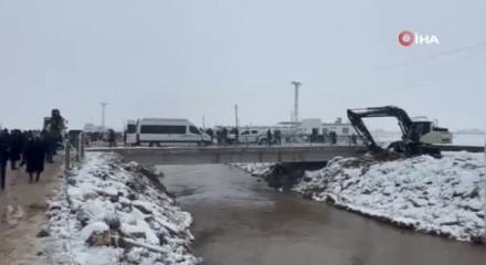 Şanlıurfa&rsquo;da otomobil sulama kanalına devrildi: Baba ve 3 &ccedil;ocuk kayıp