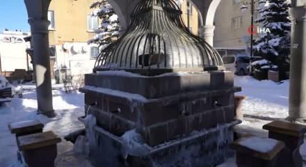 T&uuml;rkiye&rsquo;nin en soğuk yeri Erzurum oldu, &ccedil;eşmeler buz tuttu