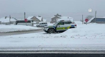 Ulaşıma 'kar ve tipi' engeli: Bolu Dağı'nda kar yağışı nedeniyle ağır tonajlı ara&ccedil;ların ge&ccedil;işine izin verilmiyor