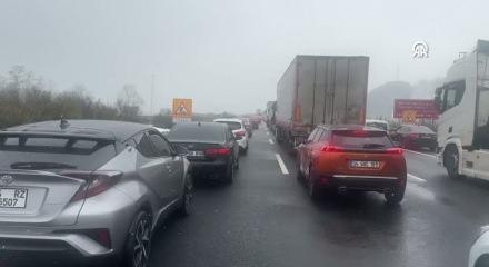 Ulaşıma 'kar ve tipi' engeli: Bolu Dağı'nda kar yağışı nedeniyle ağır tonajlı ara&ccedil;ların ge&ccedil;işine izin verilmiyor