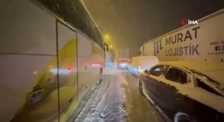 Elazığ kara teslim oldu! Tırlar ve otob&uuml;sler yolda kaldı