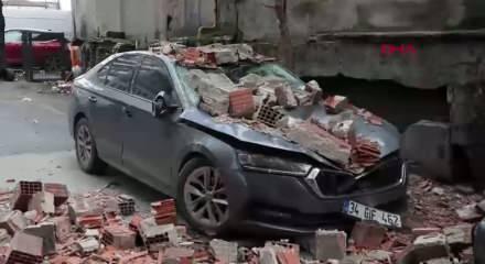 Yıkım aşamasındaki binanın duvarı ara&ccedil;ların &uuml;zerine devrildi