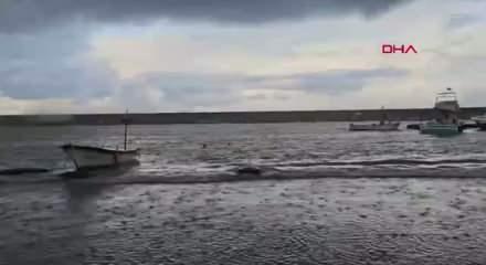 Zonguldak&rsquo;ta kar ve fırtına hayatı durdurdu: 81 k&ouml;y yolu kapandı, deniz taştı