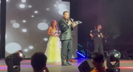 Sinan Ak&ccedil;ıl &ouml;d&uuml;l t&ouml;reninde s&ouml;zde sanat&ccedil;ılara ders verdi