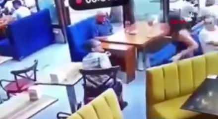 Kadın garson ile müşteri arasındaki kavga kamerada