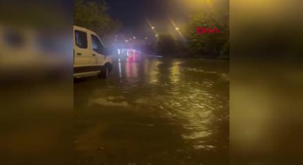 Başkentte yollar göle döndü, metro girişlerini su bastı