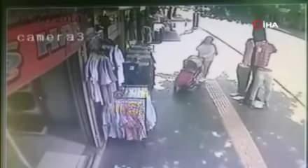 Dikkatsiz annenin unuttuğu bebek, arabası ile birlikte kaldırımdan aşağı düştü