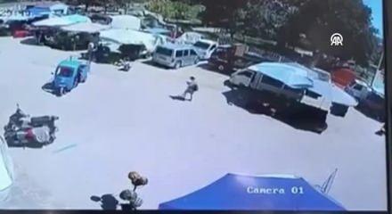 Pazarda yürekler ağza geldi! Hamile kadın ve çocuğunun üzerine düştü